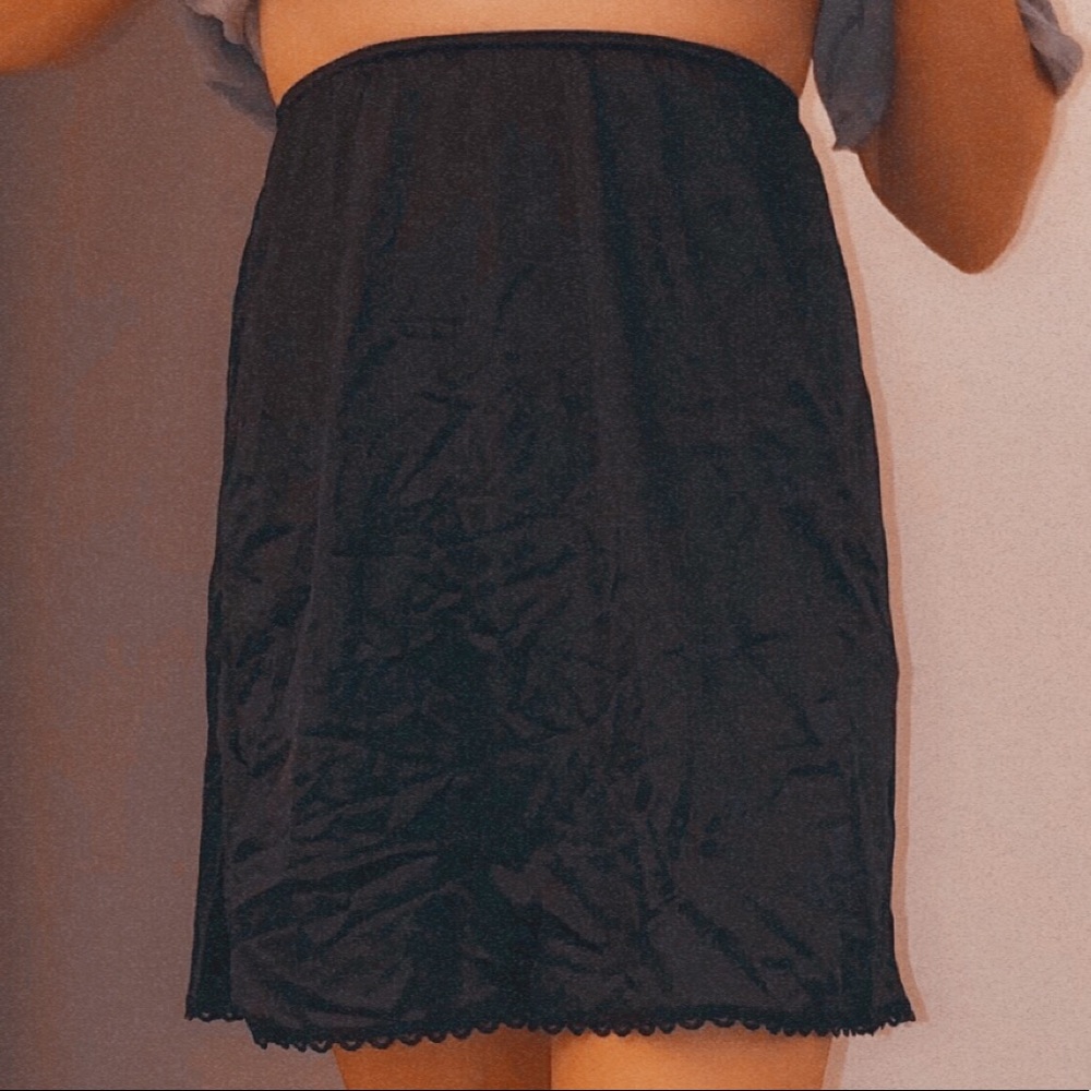 𝐁𝐋𝐀𝐂𝐊 𝐋𝐈𝐍𝐆𝐄𝐑𝐈𝐄 𝐒𝐊𝐈𝐑𝐓